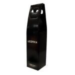 Caja de cartón negra para una botella con logo blanco de Licoteca Fuenlabrada